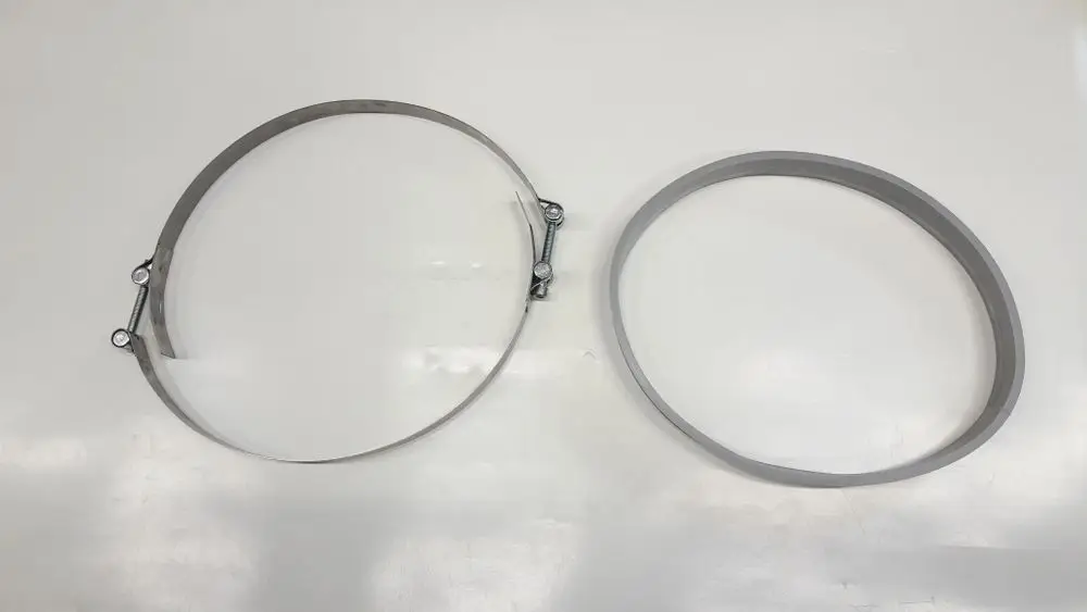 Klemmband mit Dichtring, sichtbar in zwei Ausführungen, Metall und Kunststoff, geeignet für Anwendungen von Remeha im Bereich Gasinstallationen.